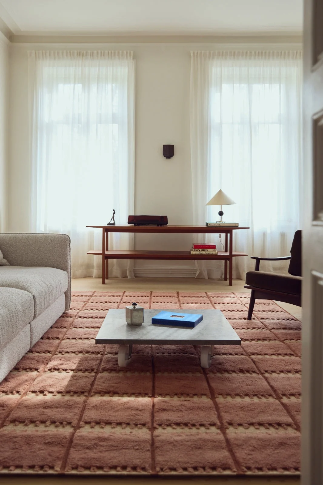 Los tonos arcilla forman parte de las tendencias de color para interiores en 2026, algo que también se refleja en esta alfombra de Layered.