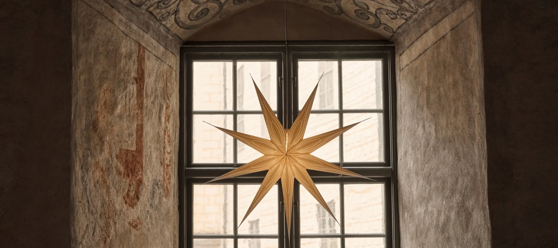 Aquí puedes la última novedad entre las estrellas navideñas: las estrella Brisk de Scandi Living, colgando en una ventana.