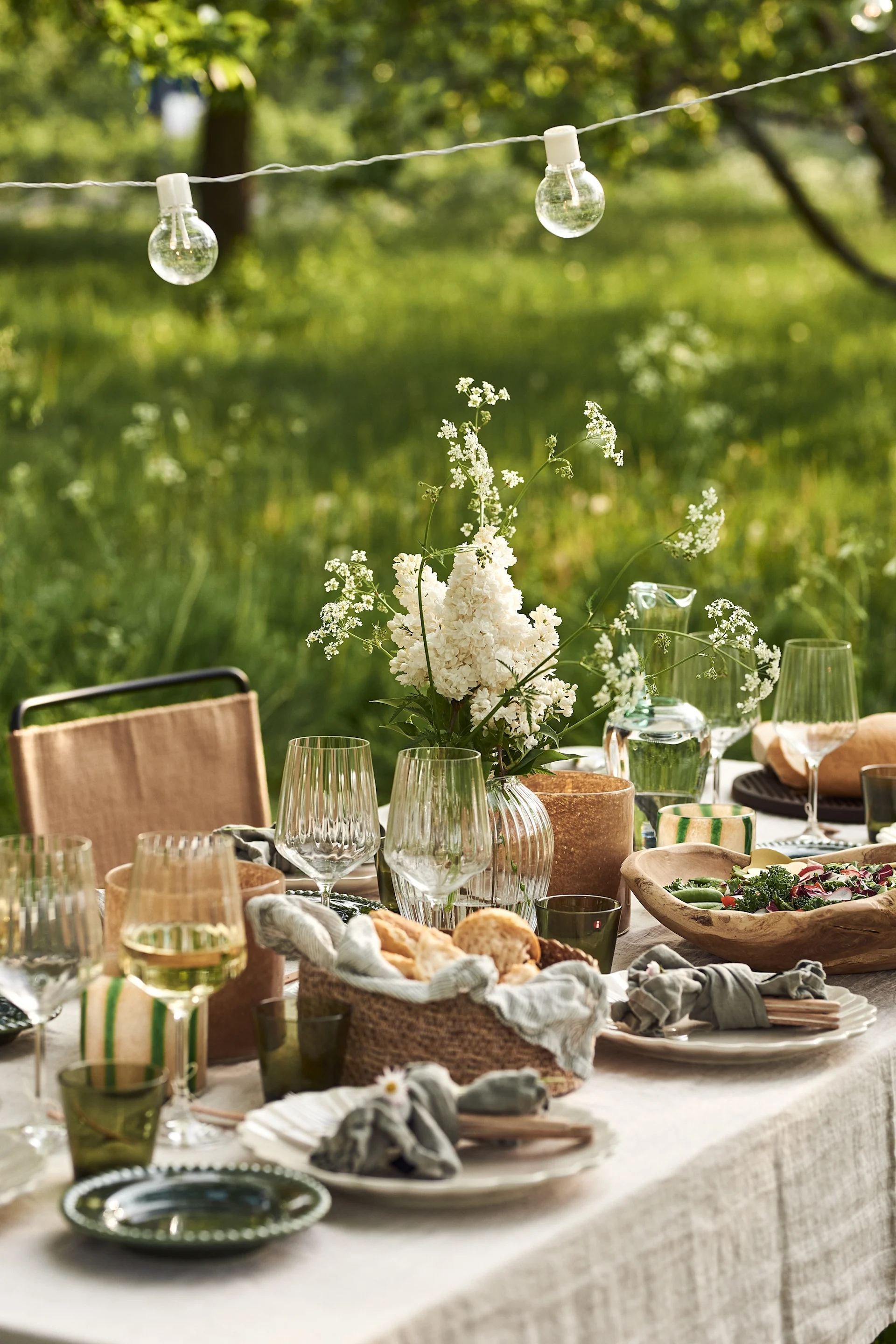 Descubre nuestras ideas para una fiesta en el jardín y pon la mesa con un mantel de lino natural y vajilla de porcelana de Mateus y PotteryJo en colores inspirados en la naturaleza. 