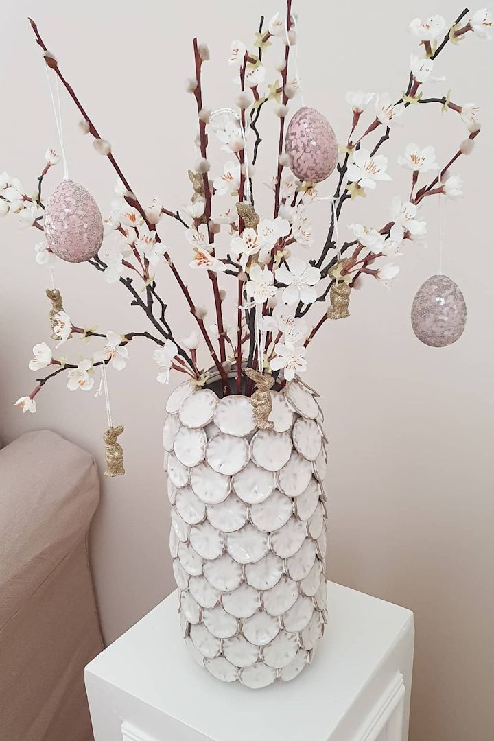 Decoración de Pascua: jarrón Dot de House Doctor decorado con ramas primaverales y huevos de Pascua en el hogar de @kajsaemma