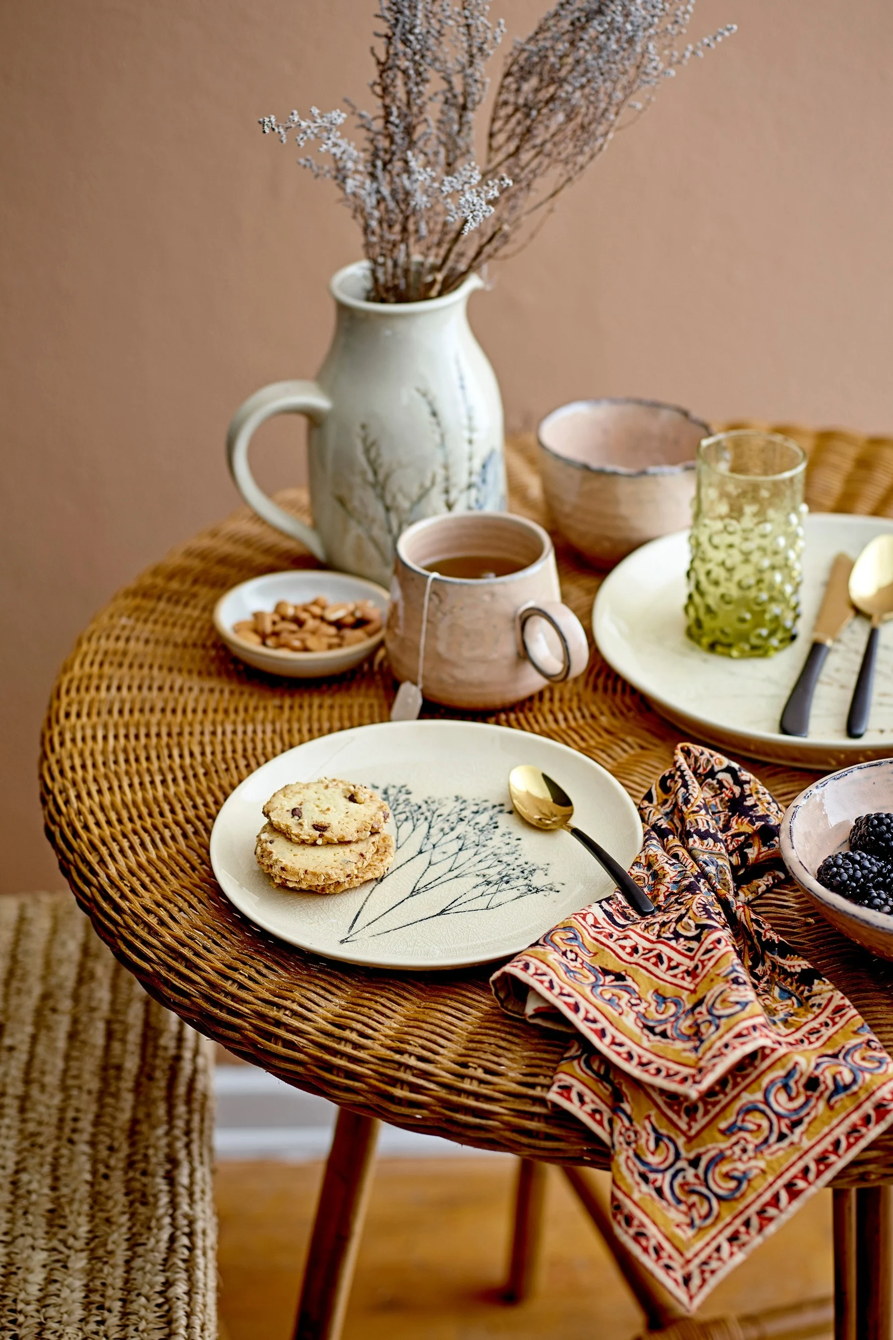 Decoración boho de gres: la vajilla Bloomingville se coloca sobre una mesa, incluida la jarra Bea utilizada aquí como florero.