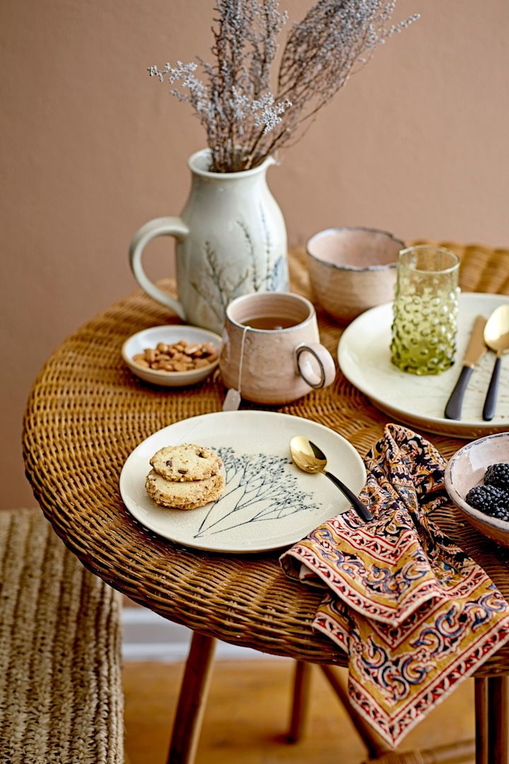 Decoración boho de gres: la vajilla Bloomingville se coloca sobre una mesa, incluida la jarra Bea utilizada aquí como florero.