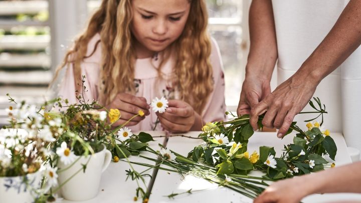 Organiza una auténtica fiesta sueca de verano y haz coronas de flores con toda la familia.