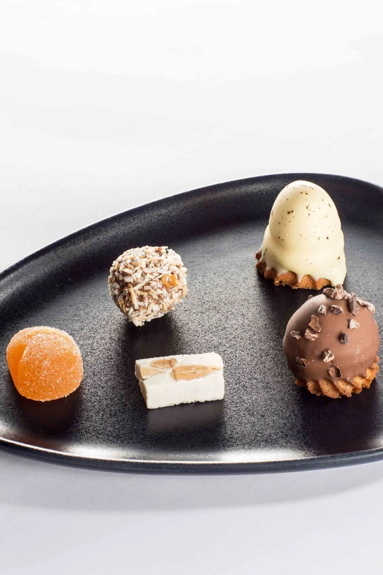 San Valentín en casa: sirve a tu pareja bombones caseros, aquí en el plato Curve de Lind DNA.