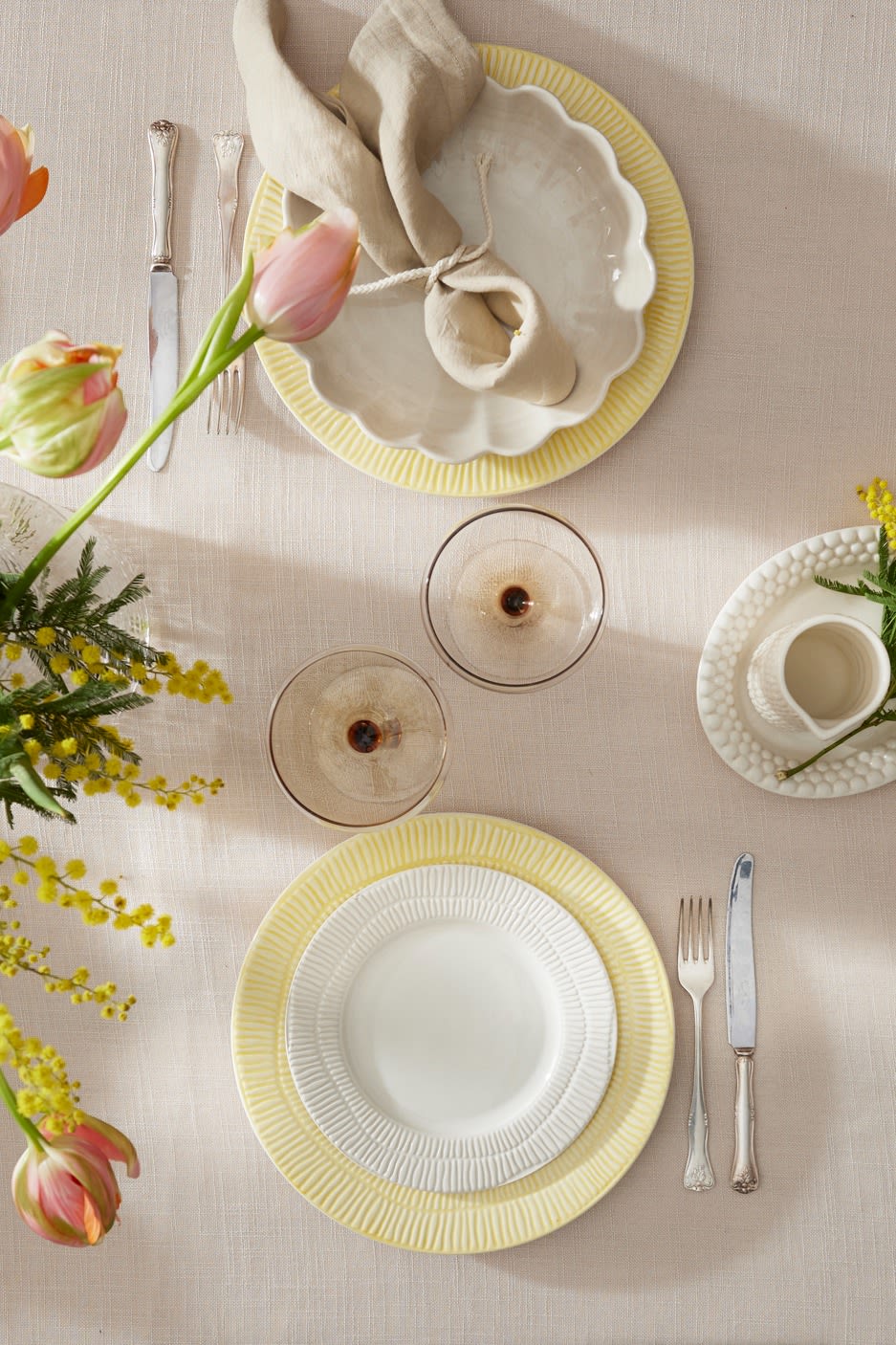Una colorida decoración de mesa para Pascua, compuesta por platos Stripes de Mateus, vasos de Byon y servilletas de Scandi Living.