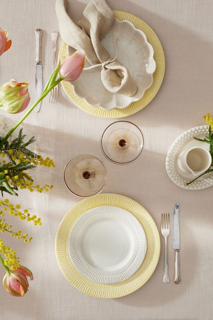 Una colorida decoración de mesa para Pascua, compuesta por platos Stripes de Mateus, vasos de Byon y servilletas de Scandi Living.