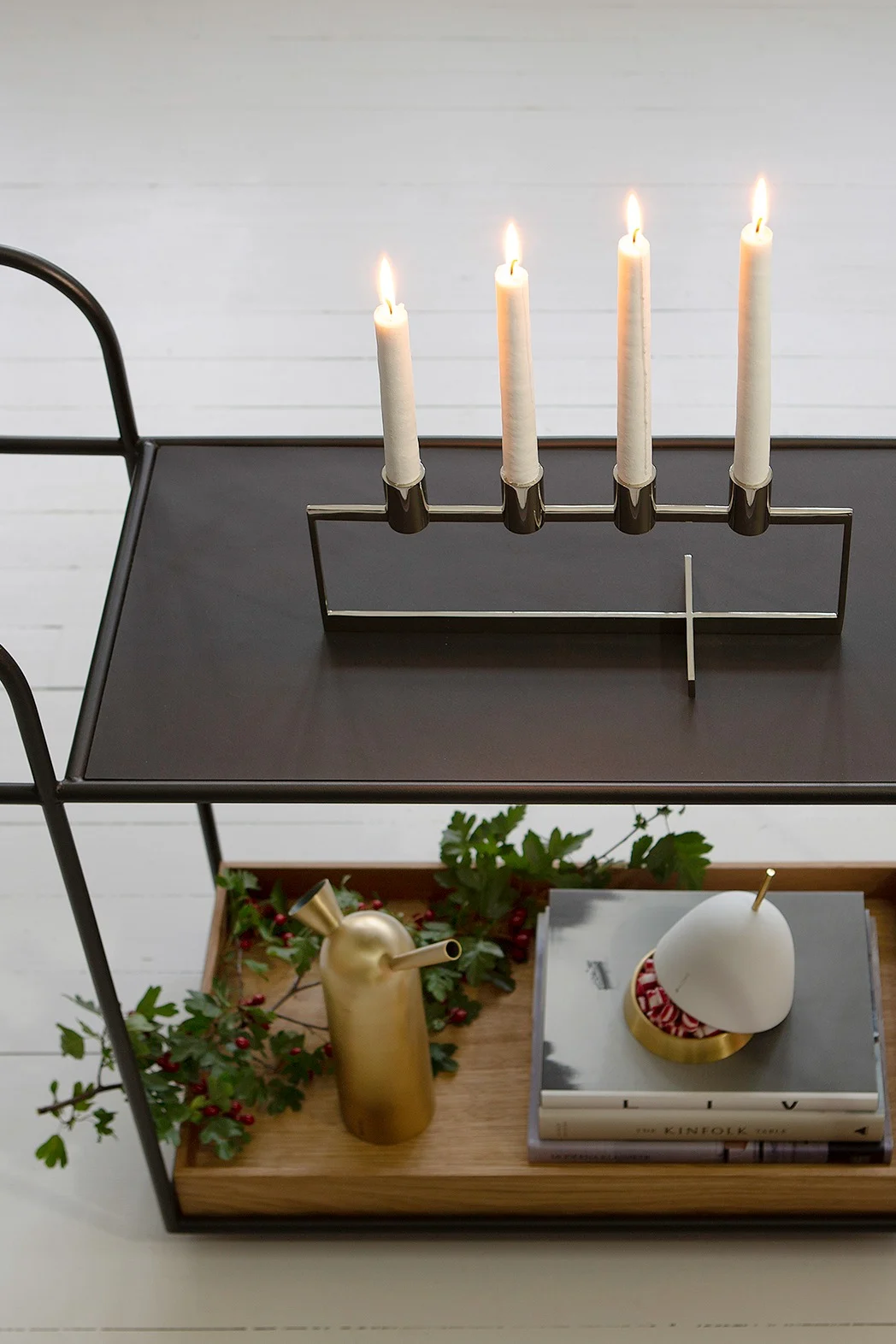 El portavelas Anno Domini de Klong está sobre un carrito de servicio, mientras que la bandeja inferior está decorada con motivos navideños.