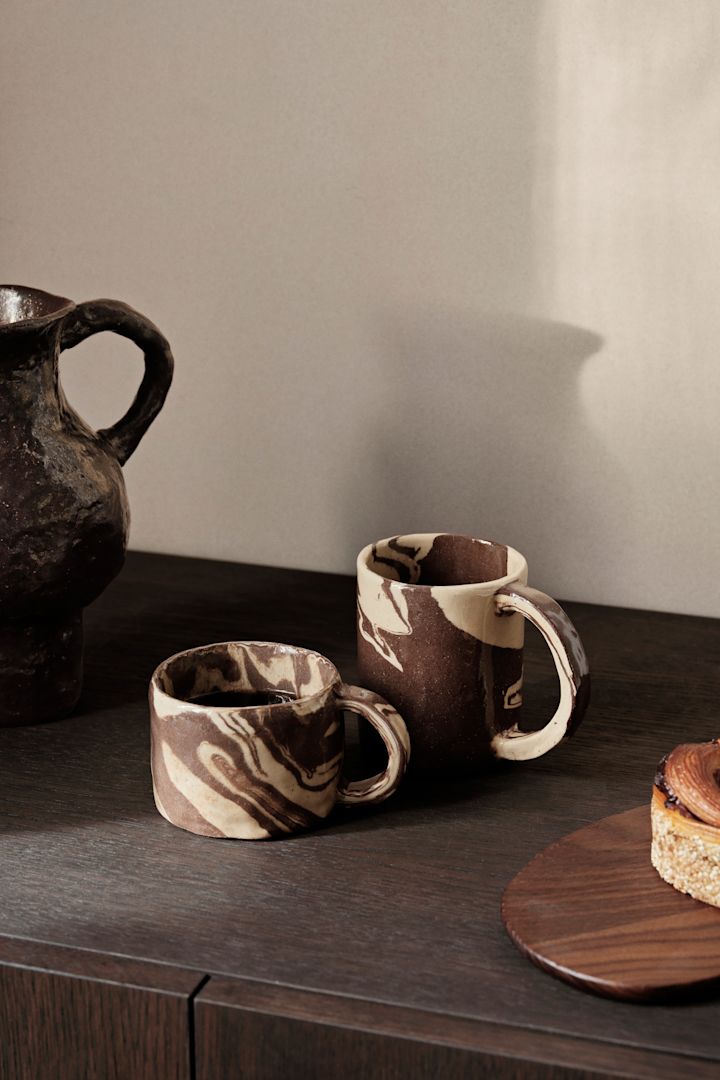 Los tonos marrones son una de las tendencias de color para interiores 2025, aquí puedes ver la taza Ryu de ferm living con su mezcla de beige y marrón.