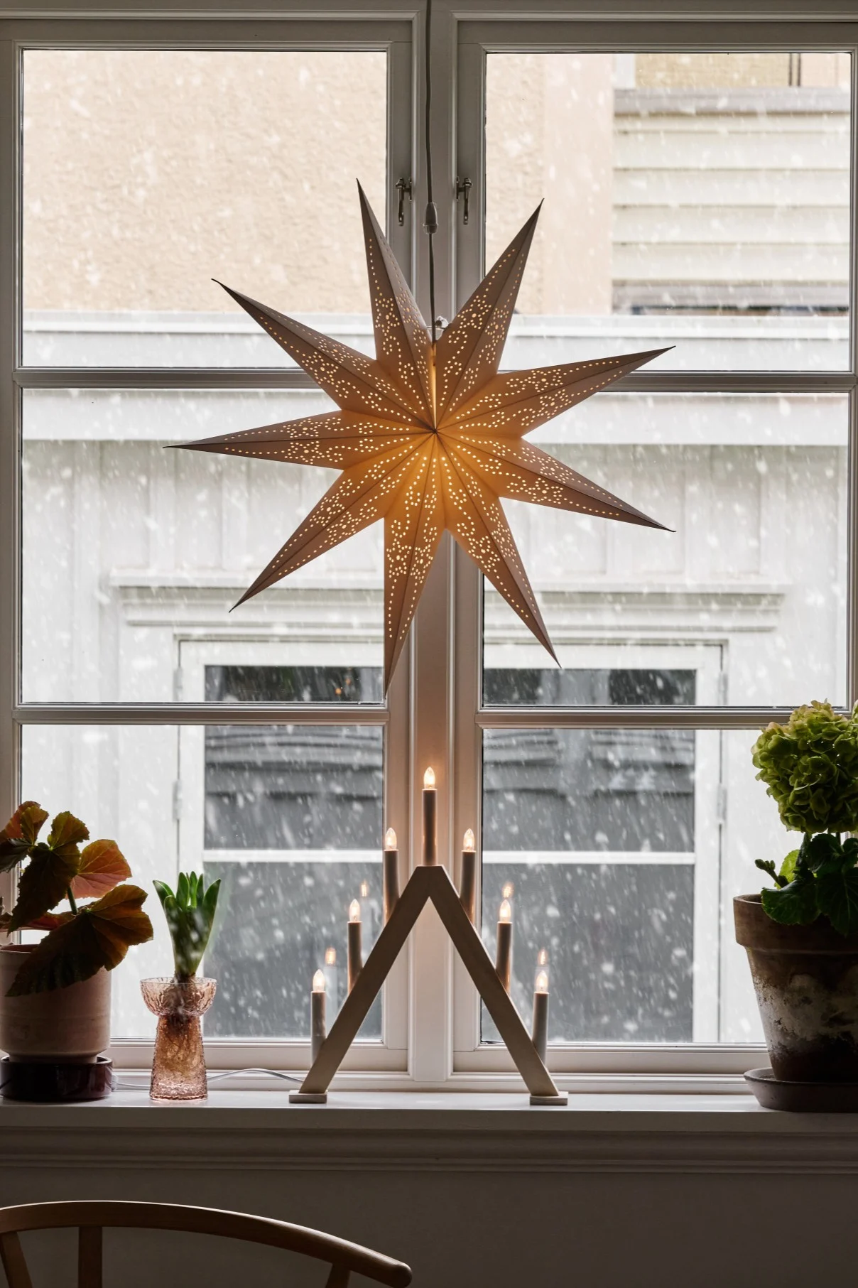 Las decoraciones navideñas para 2024 son a rayas y con lunares, como la estrella de Navidad Bare de Scandi Living.