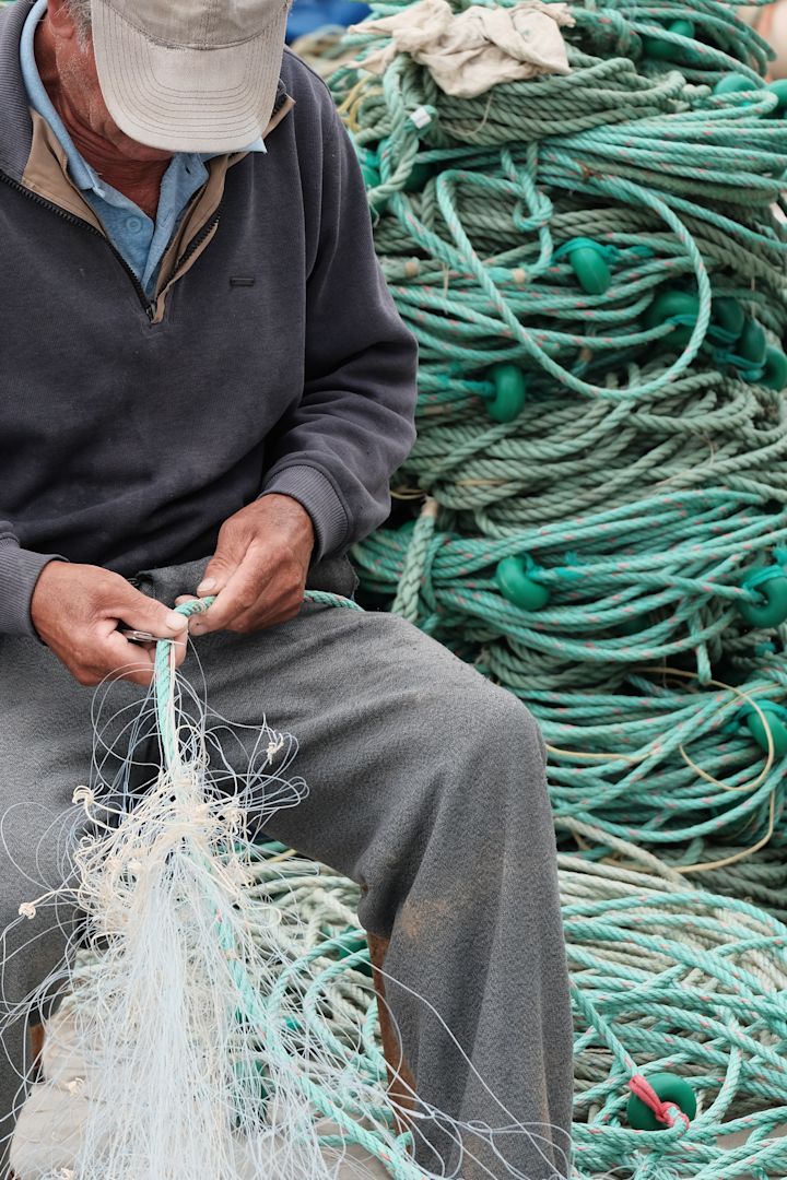 Aquí se ve a un hombre limpiando redes de pesca en Portugal, parte de la iniciativa de
mobiliario sostenible de los estudios Ekbacken, donde las redes se convertirán en
muebles impresos en 3D.