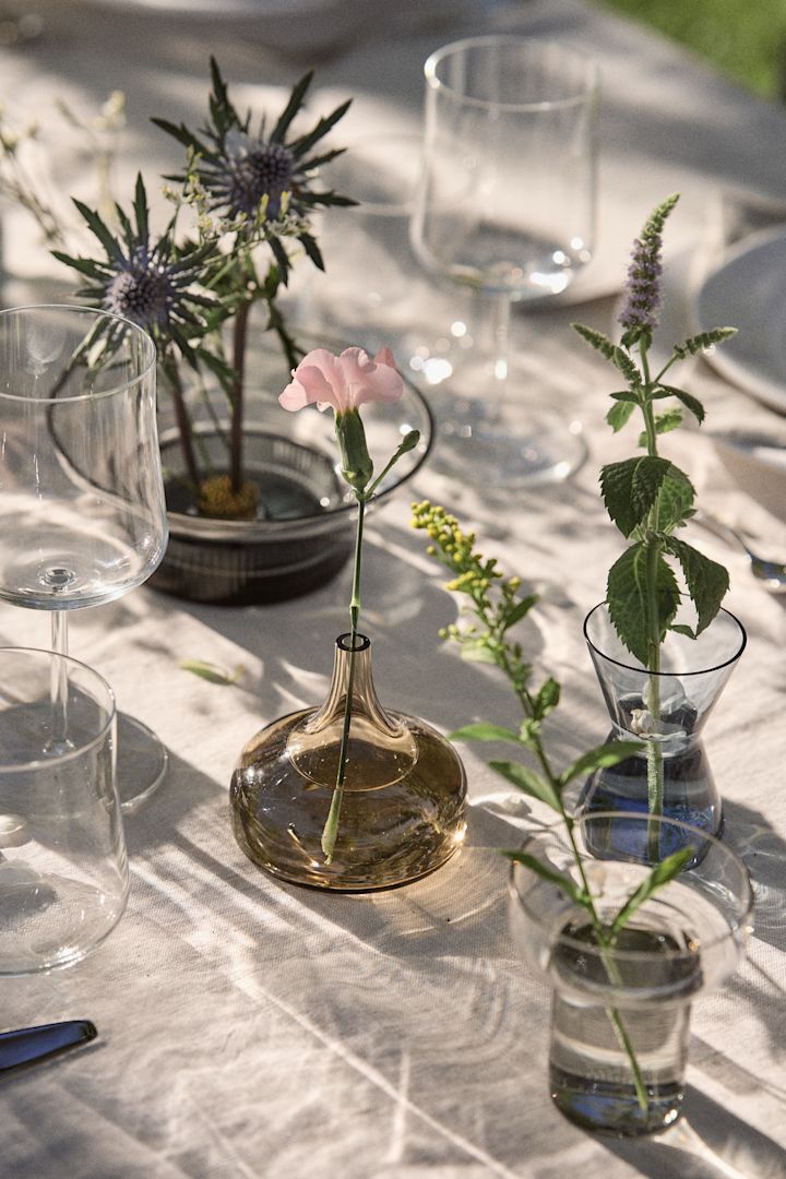Prepara la mesa para el pleno verano con un estilo desenfadado. Aquí con los minijarrones Midsummer de Orrefors.