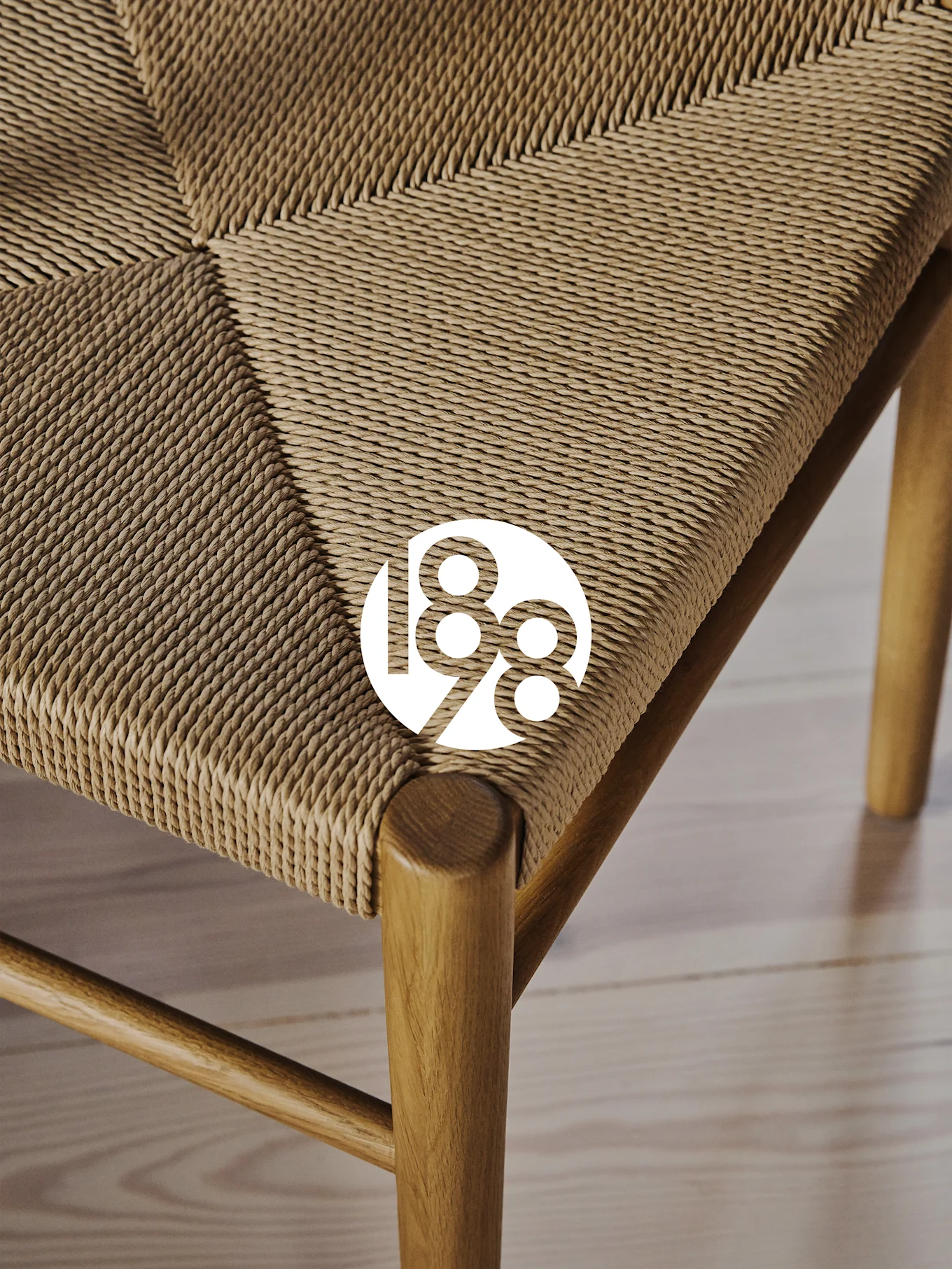 Primer plano de dos sillas con asientos de mimbre y estructuras de madera en una mesa de madera, con un logo '188'.