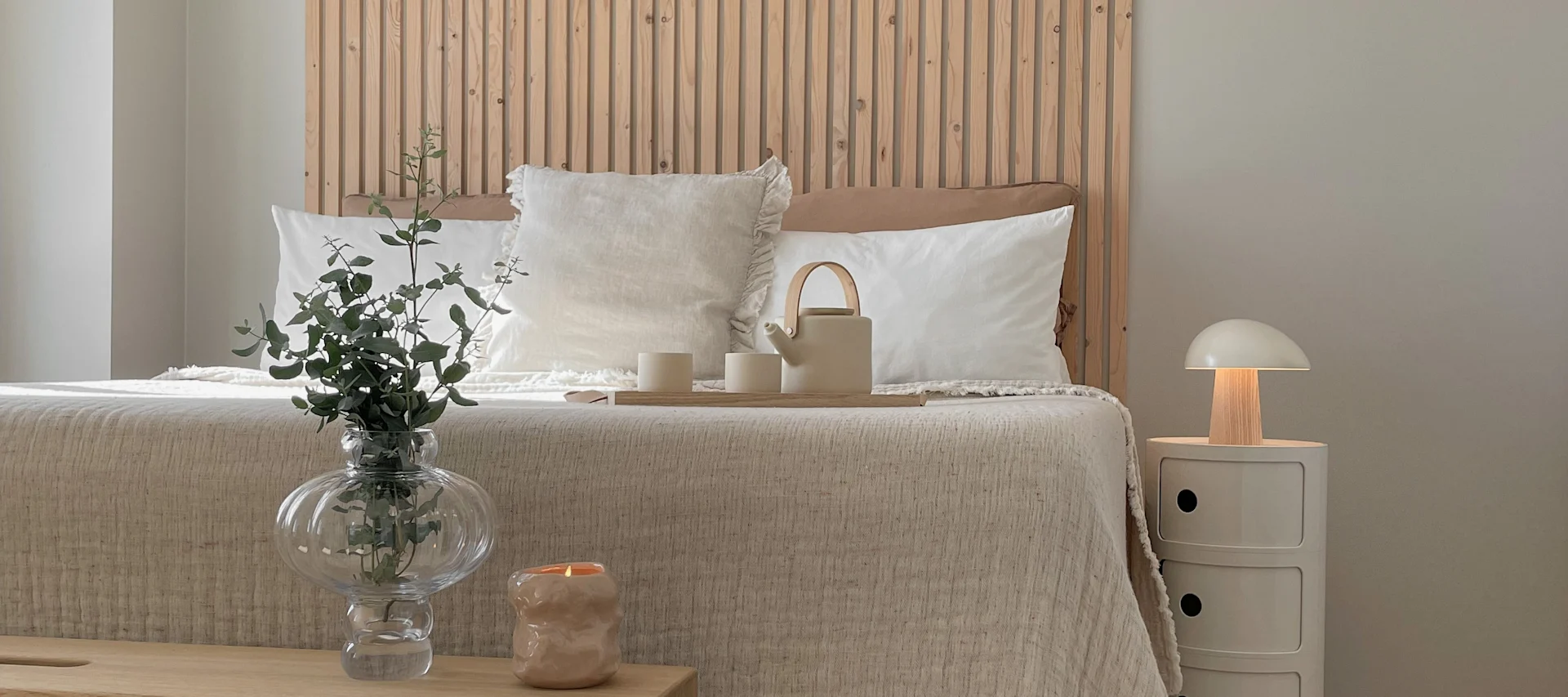 Decora según el Feng Shui con el jarrón Louise Roe Balloon, la tetera Stelton Theo y la lámpara de mesa Night Owl de Fritz Hansen para conseguir un dormitorio armonioso. @Our_home_living