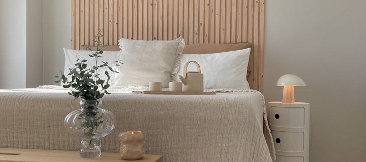 Decora según el Feng Shui con el jarrón Louise Roe Balloon, la tetera Stelton Theo y la lámpara de mesa Night Owl de Fritz Hansen para conseguir un dormitorio armonioso. @Our_home_living