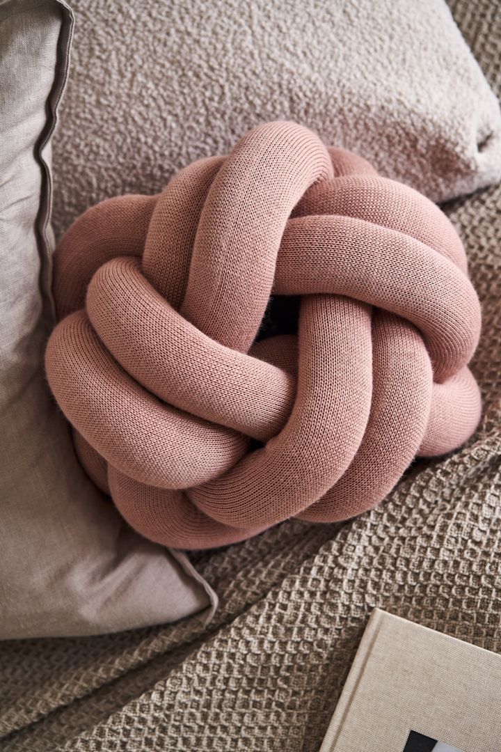Aquí puedes ver el cojín Knot de Design House Stockholm en dusty pink.