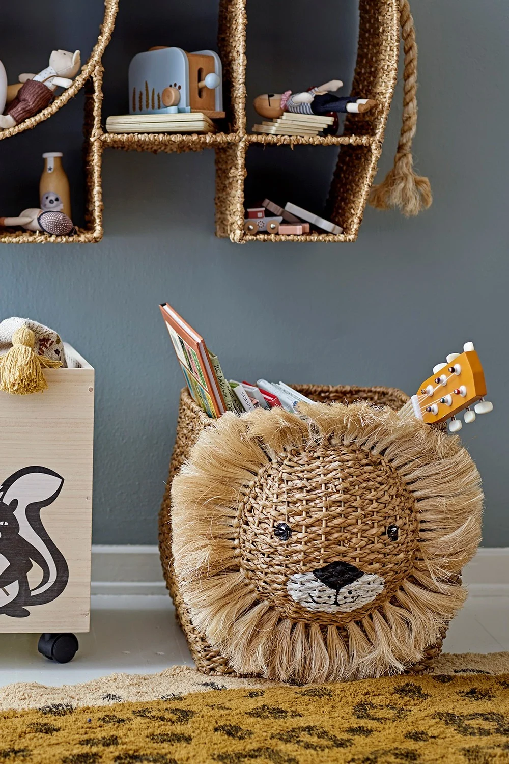 La cesta de pared Gerti es fácil de colgar en la pared para que no estorbe y mantenga las cosas organizadas, lo que la convierte en una excelente idea de regalo para un baby shower.