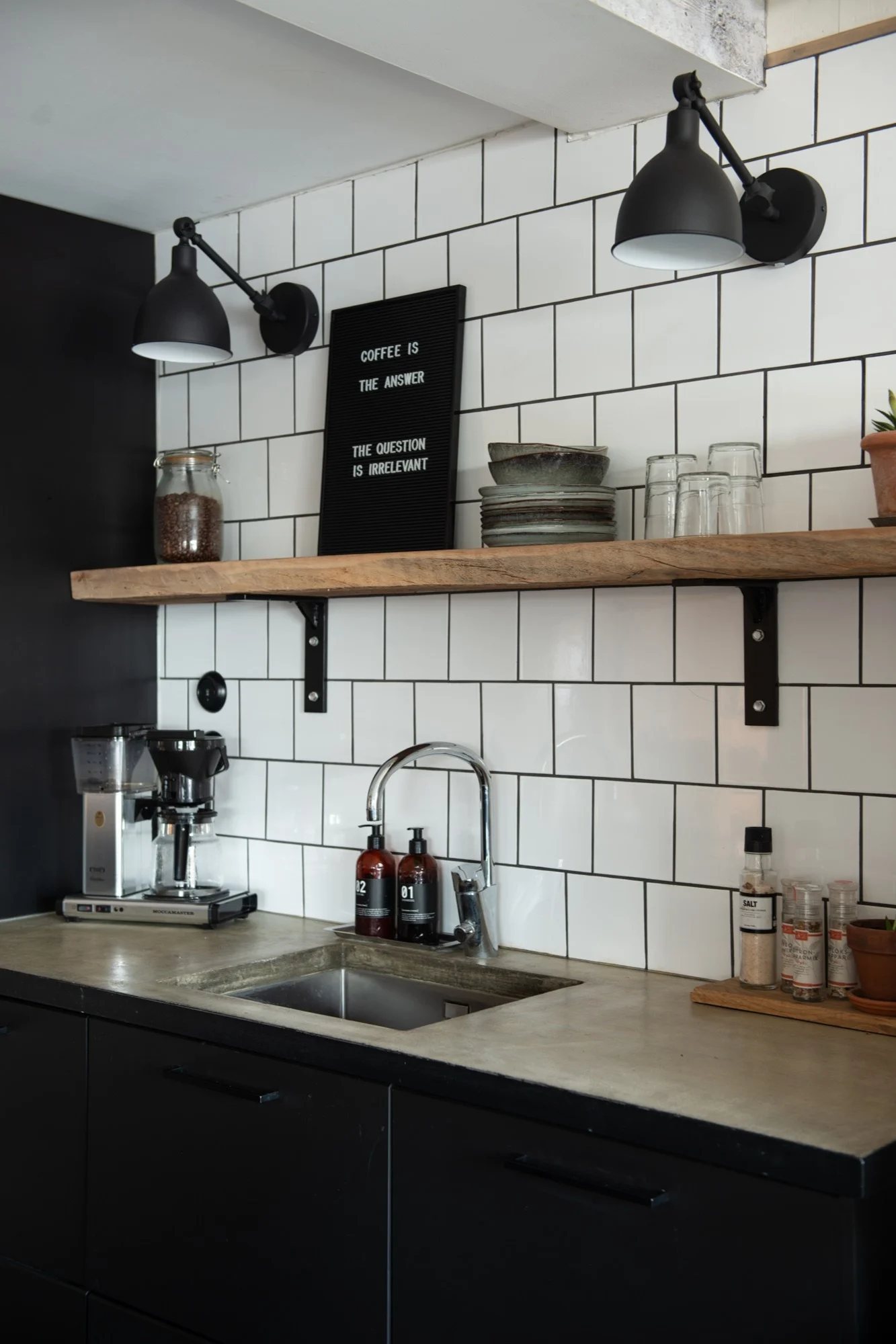 Boho y otros estilos de interiorismo: aquí puedes ver la cocina industrial de @beerbuiltthis, que se caracteriza por el minimalismo y los elementos negros.