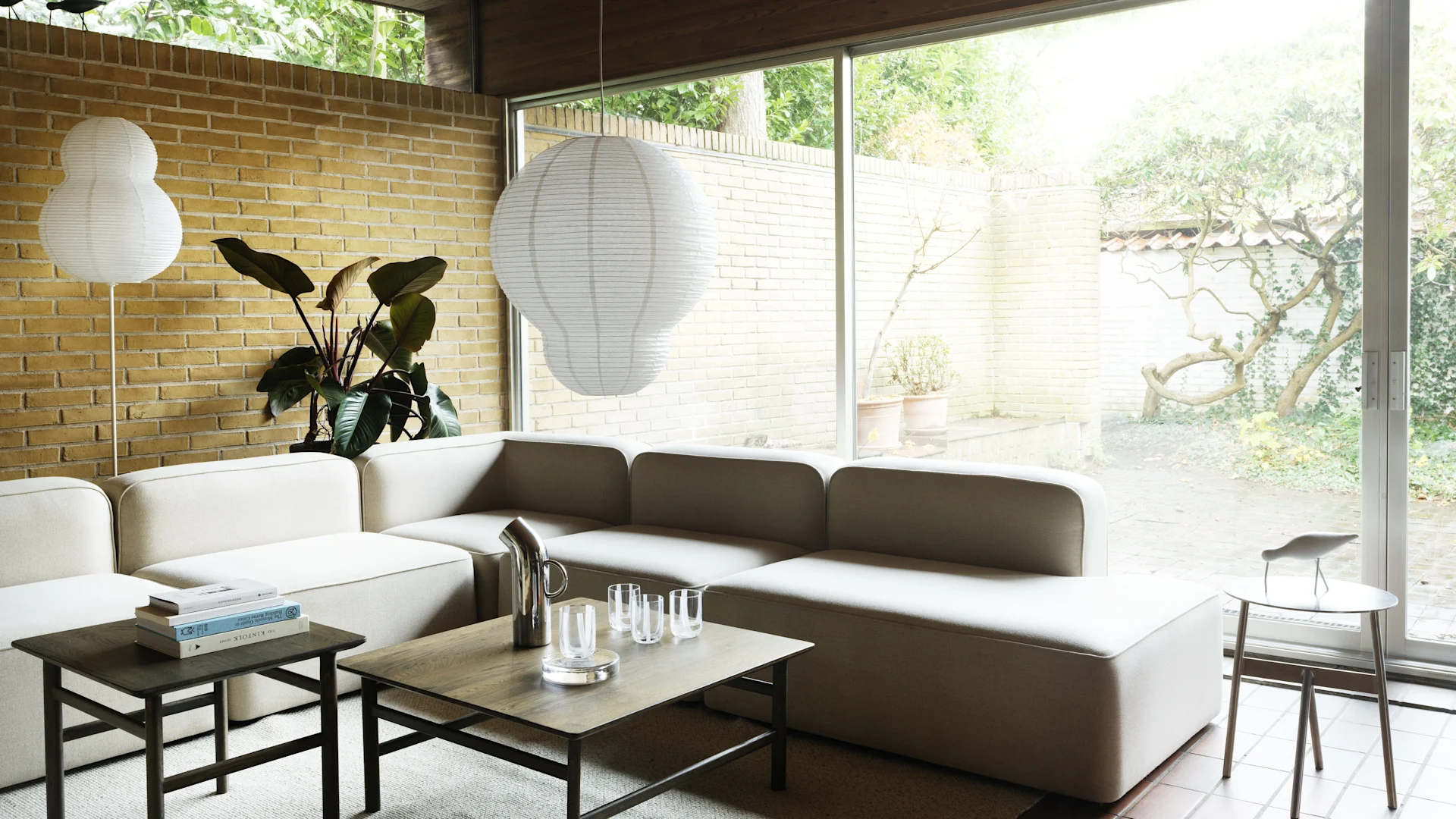 Encontrar la lámpara de techo adecuada para el salón: aquí puedes ver la lámpara de techo Stringray Chandelier de 101 Copenhagen, de múltiples brazos y regulable, en color bronce.