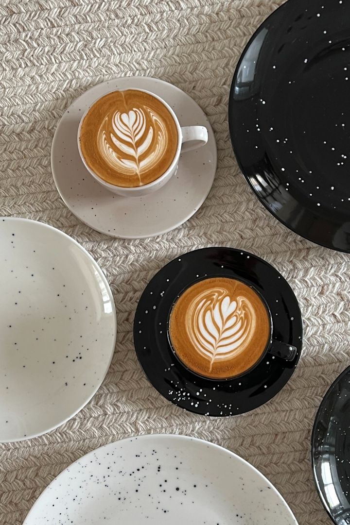 Dos tazas de café ingeniosamente dispuestas en negro y beige de la colección Freckle de Scandi Living rodeadas de platos en casa de @Avery-P.