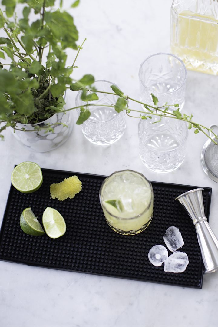 Utiliza la alfombrilla de bar Balia de Dorre para preparar tu cóctel sin alcohol.