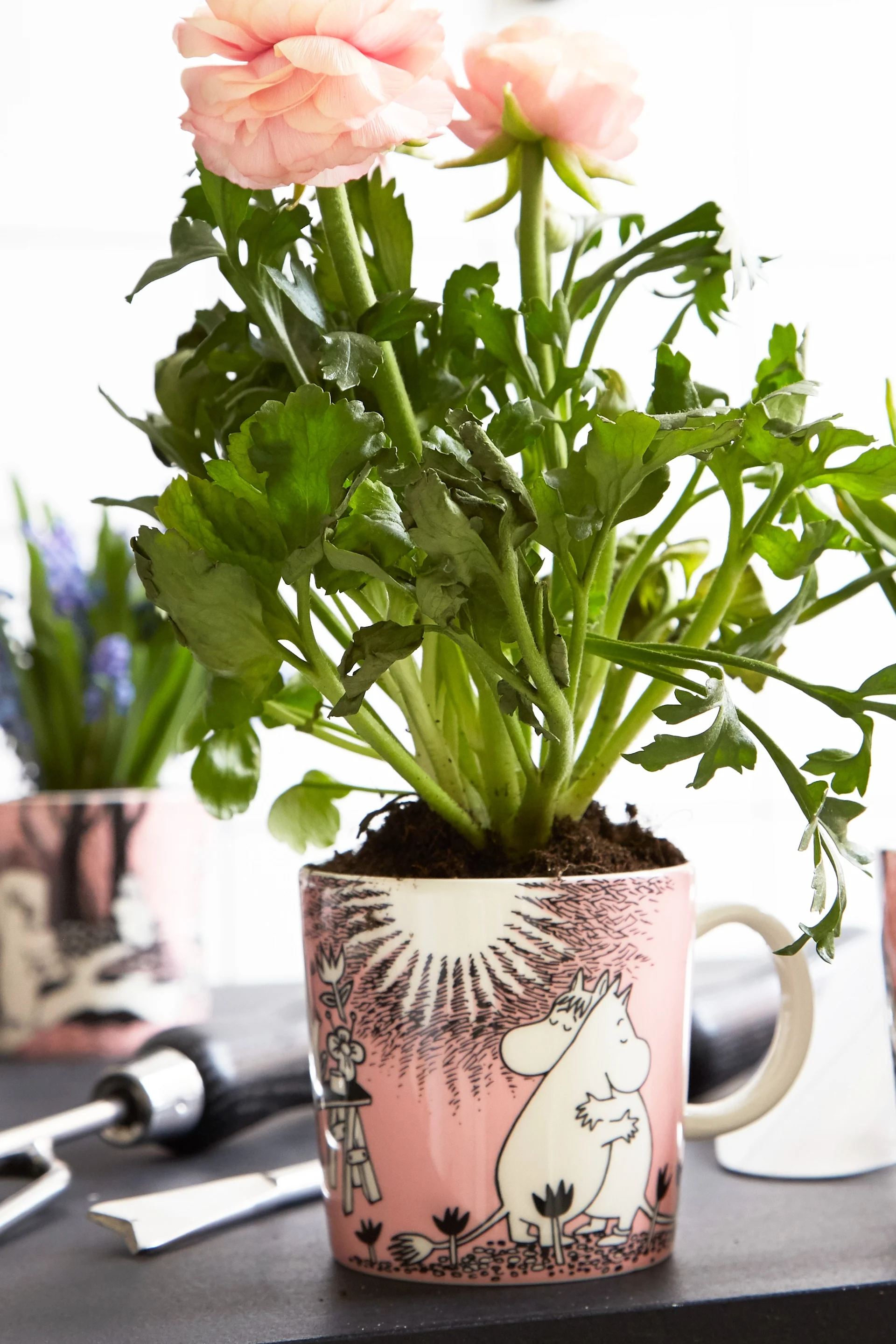 Un ramo de rosas en la taza Mumin "Amor".