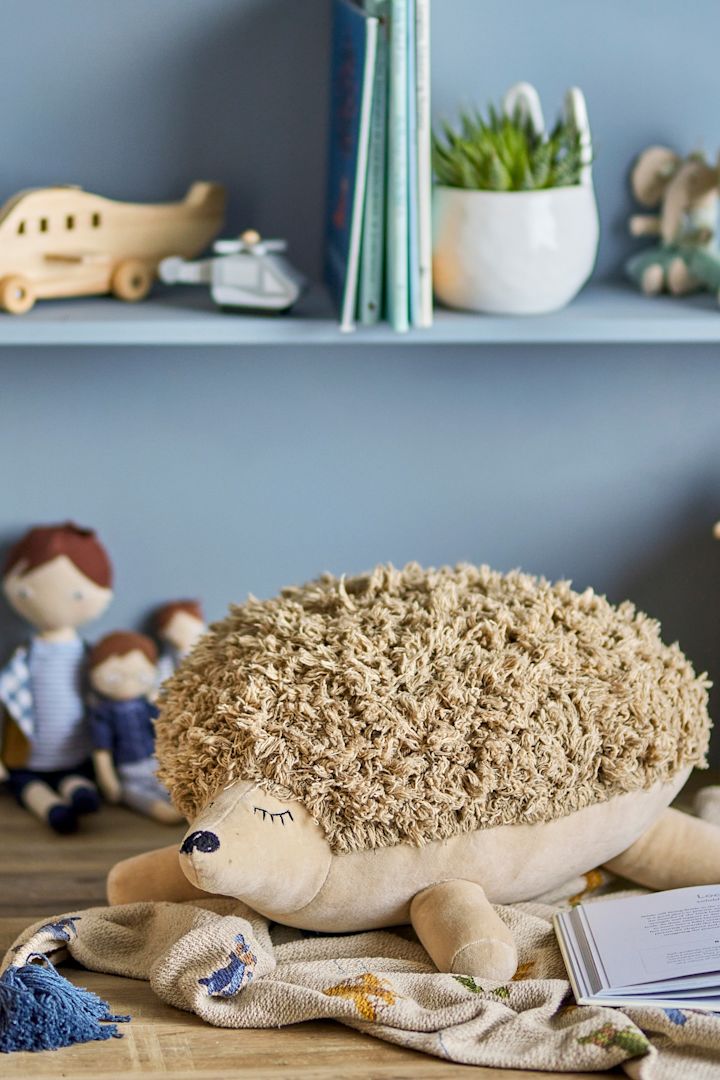 Rubert es un peluche con forma de oveja de Bloomingville y es un peluche mullido que además se convierte en un bonito detalle de decoración para la habitación infantil. Un regalo perfecto para baby showers.