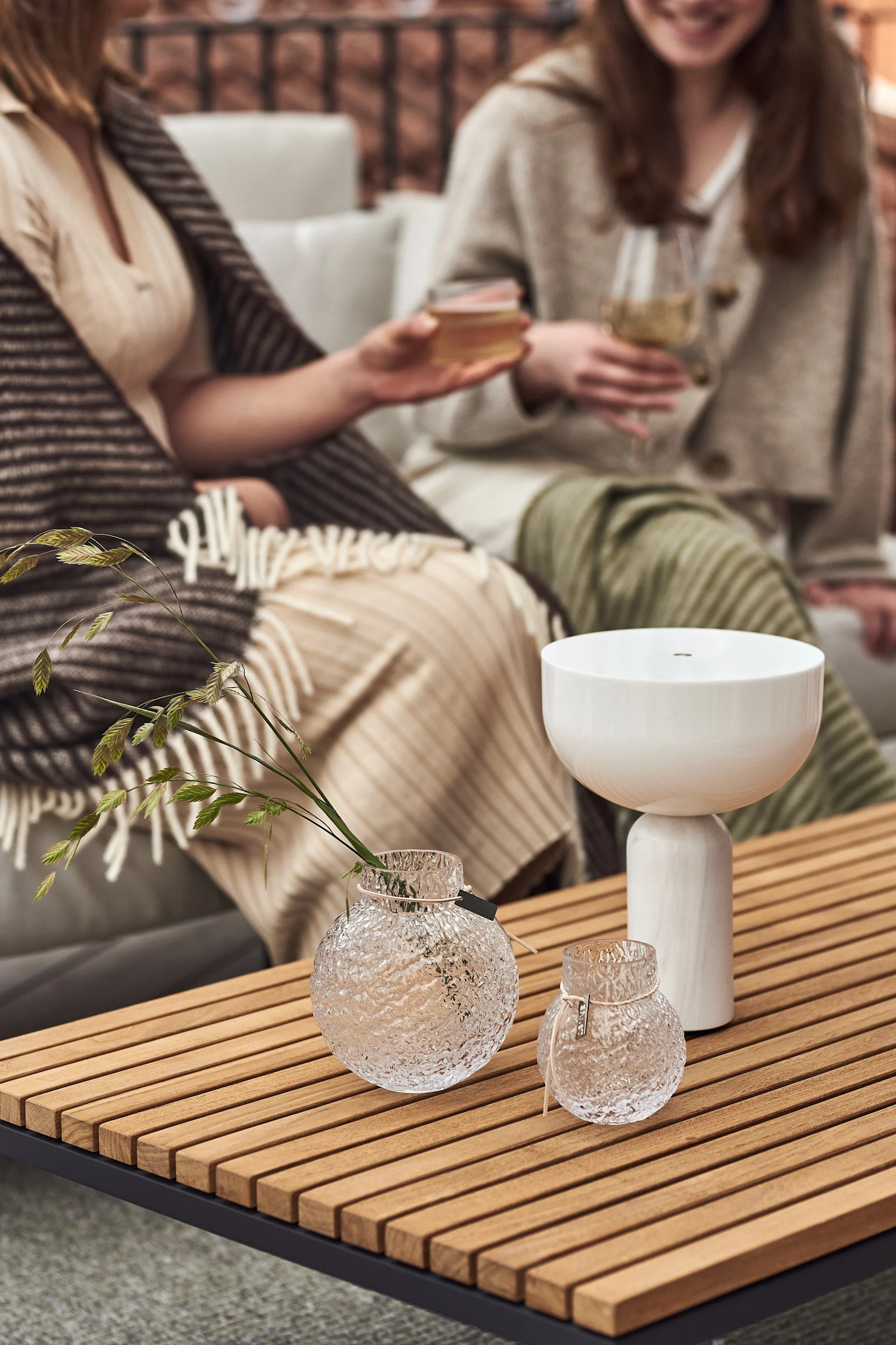 Decora tu balcón con unos bonitos portavelas que también pueden utilizarse como jarrones, como estos de Ernst.