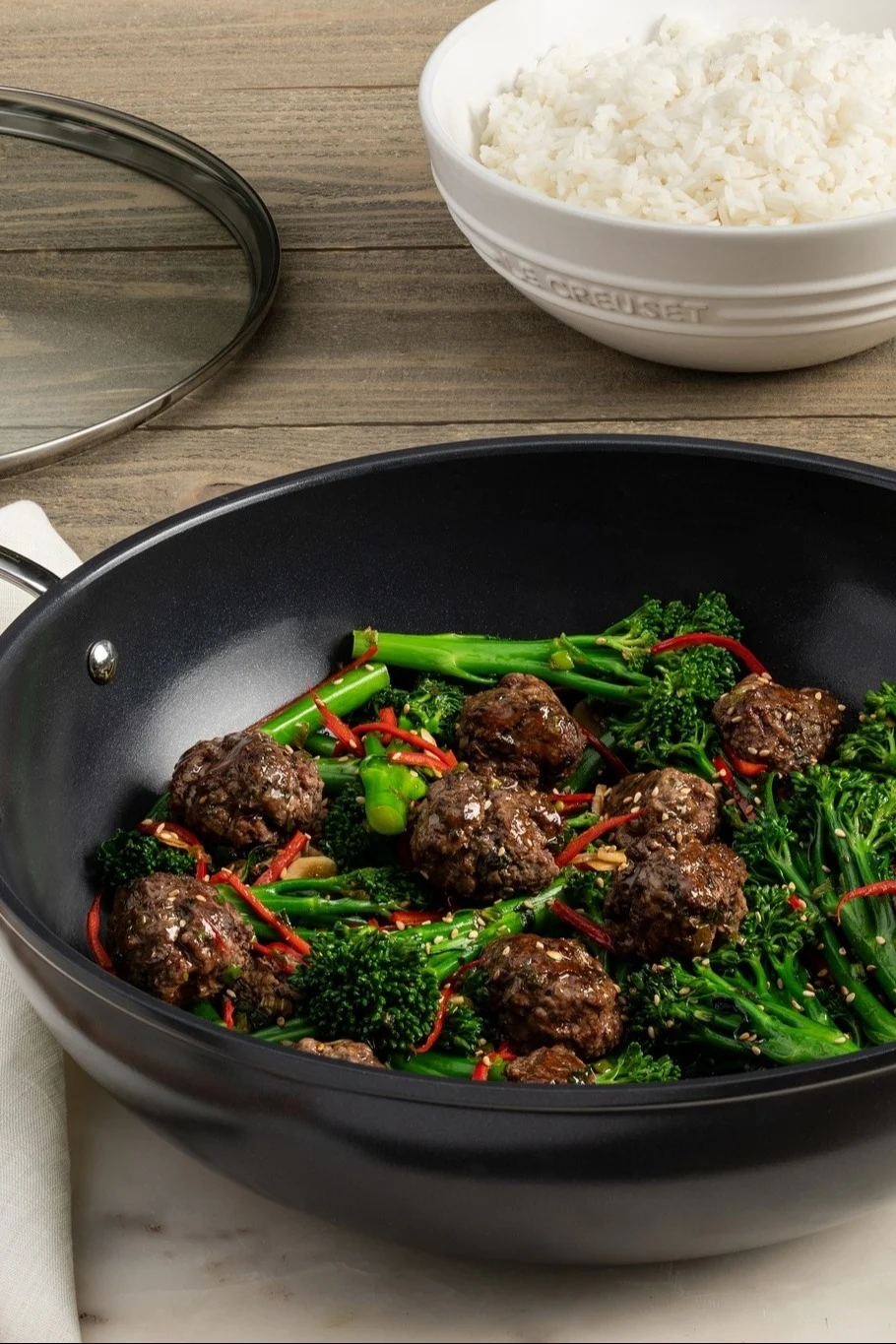 Prepara un plato asiático en el wok de Le Creuset.