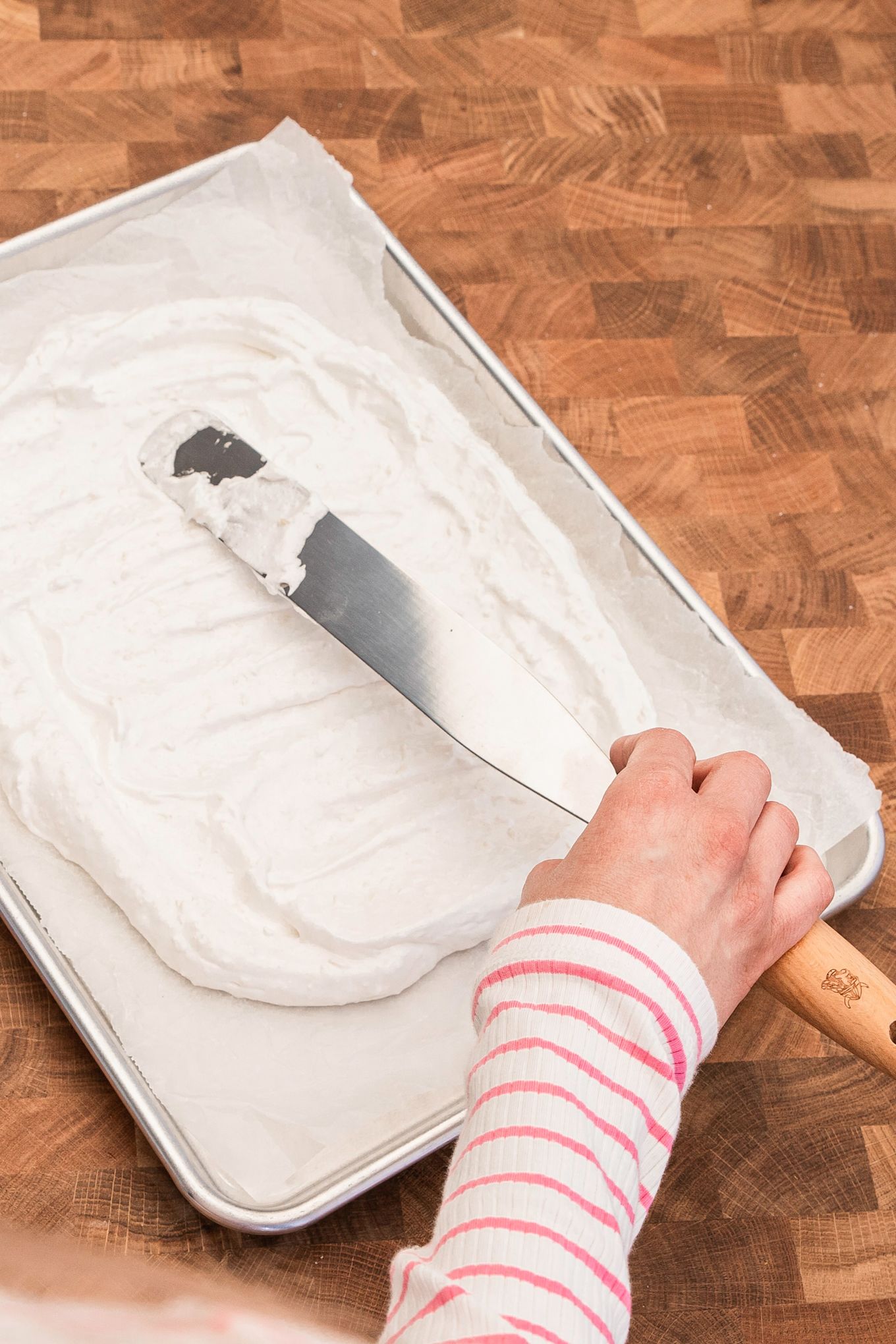Hornea una deliciosa tarta de merengue con la sencilla receta de tarta de Pascua de Baka med Frida en una bandeja para hornear de Nordic Ware. Extiende la masa de merengue con una espátula para tartas que será tu base.