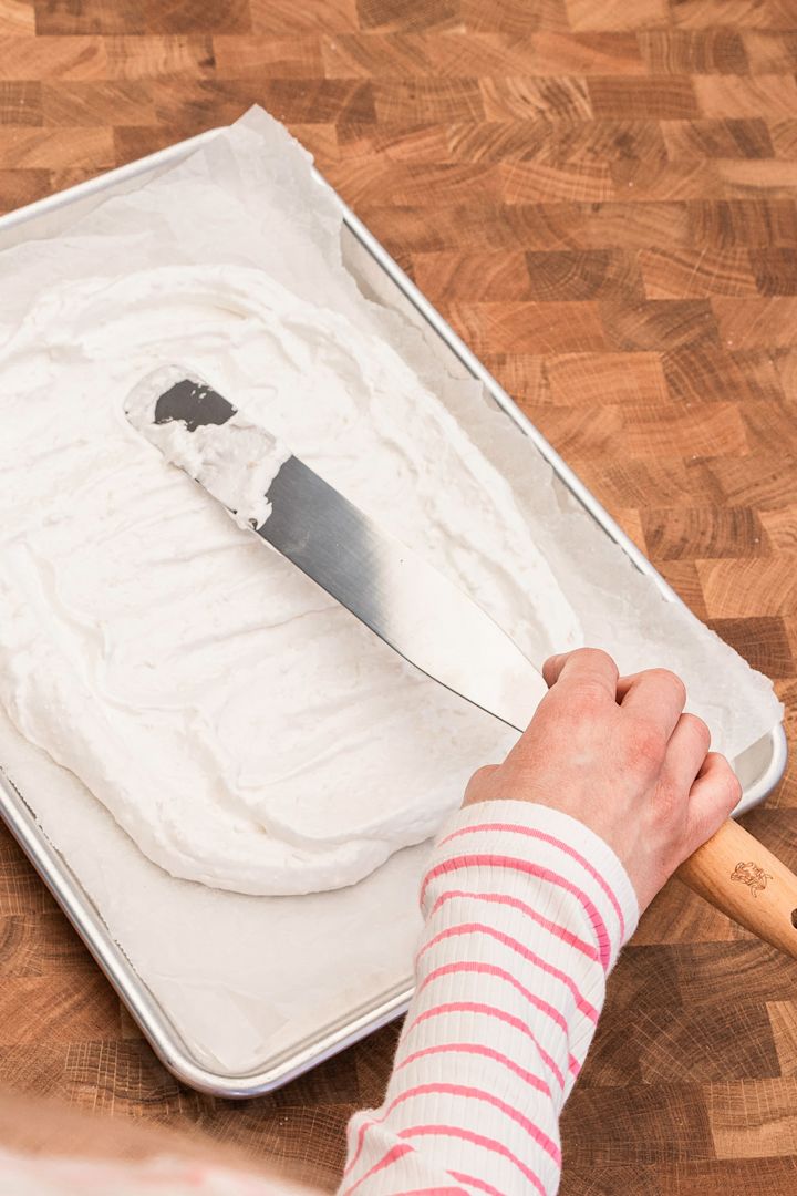 Hornea una deliciosa tarta de merengue con la sencilla receta de tarta de Pascua de Baka med Frida en una bandeja para hornear de Nordic Ware. Extiende la masa de merengue con una espátula para tartas que será tu base.