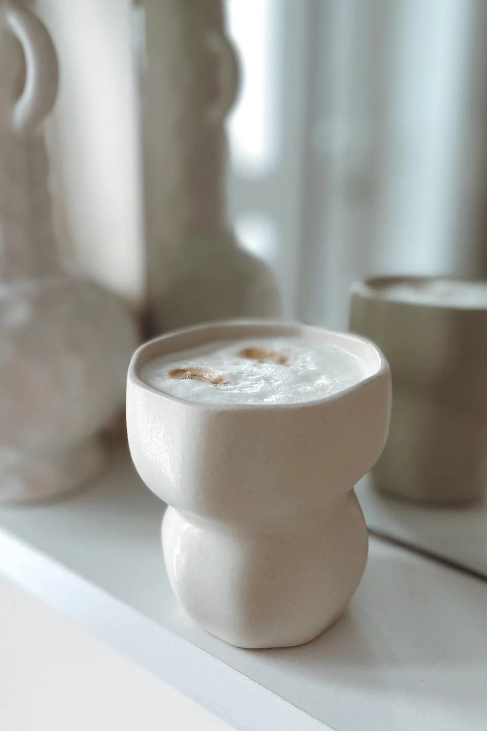 Tazas de café: la taza Limfjord de Broste Copenhagen en color beige es perfecta para el capuchino o casi cualquier otro tipo de café.