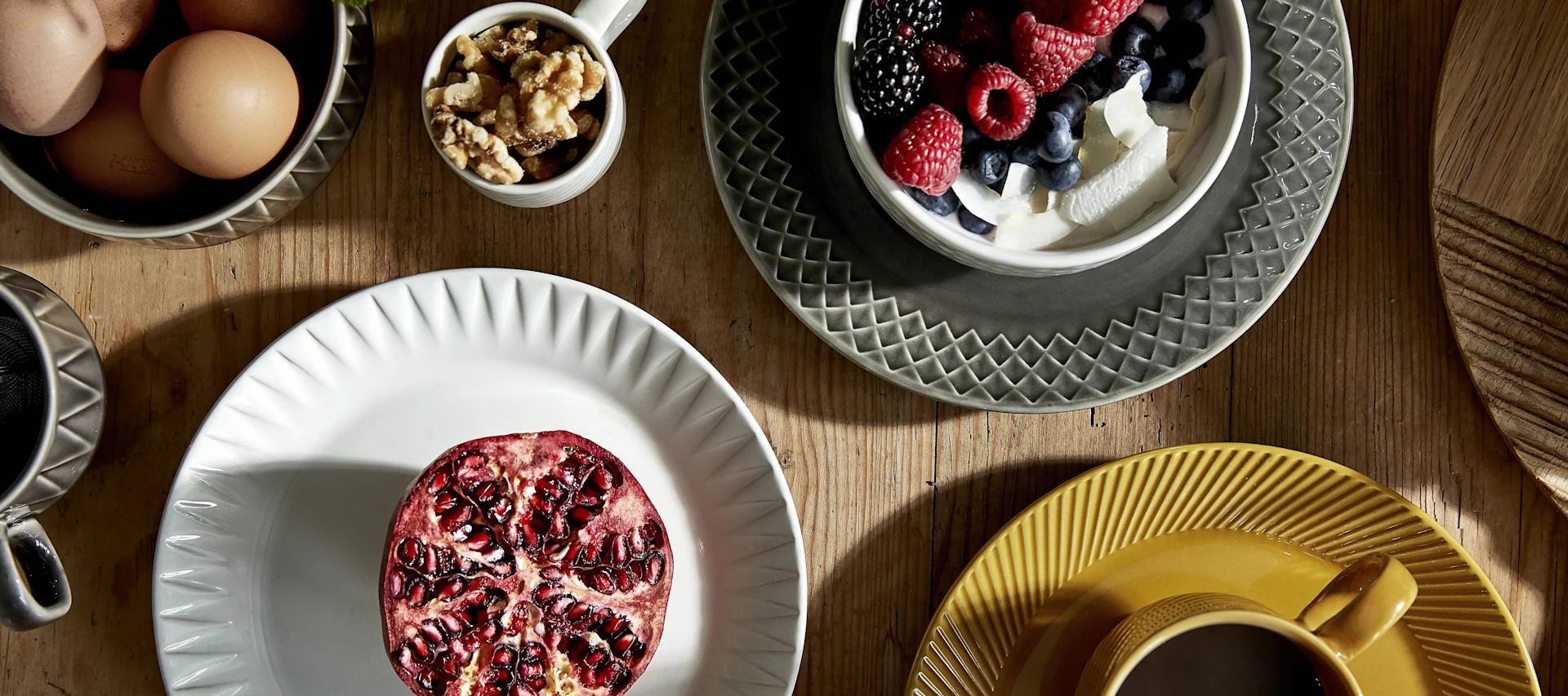 Un desayuno servido en la vajilla de la colección Coffee & More de Sagaform.