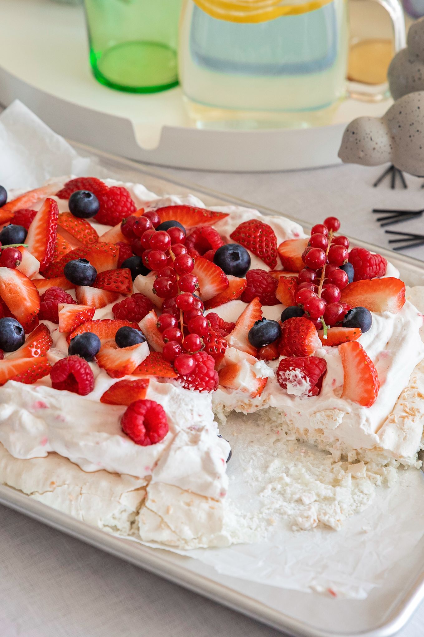 Hornea una deliciosa tarta de merengue con la sencilla receta de tarta de Pascua de Baka med Frida en una bandeja para hornear de Nordic Ware. Decora tu tarta de Pascua con bayas frescas cuando la tarta esté lista.