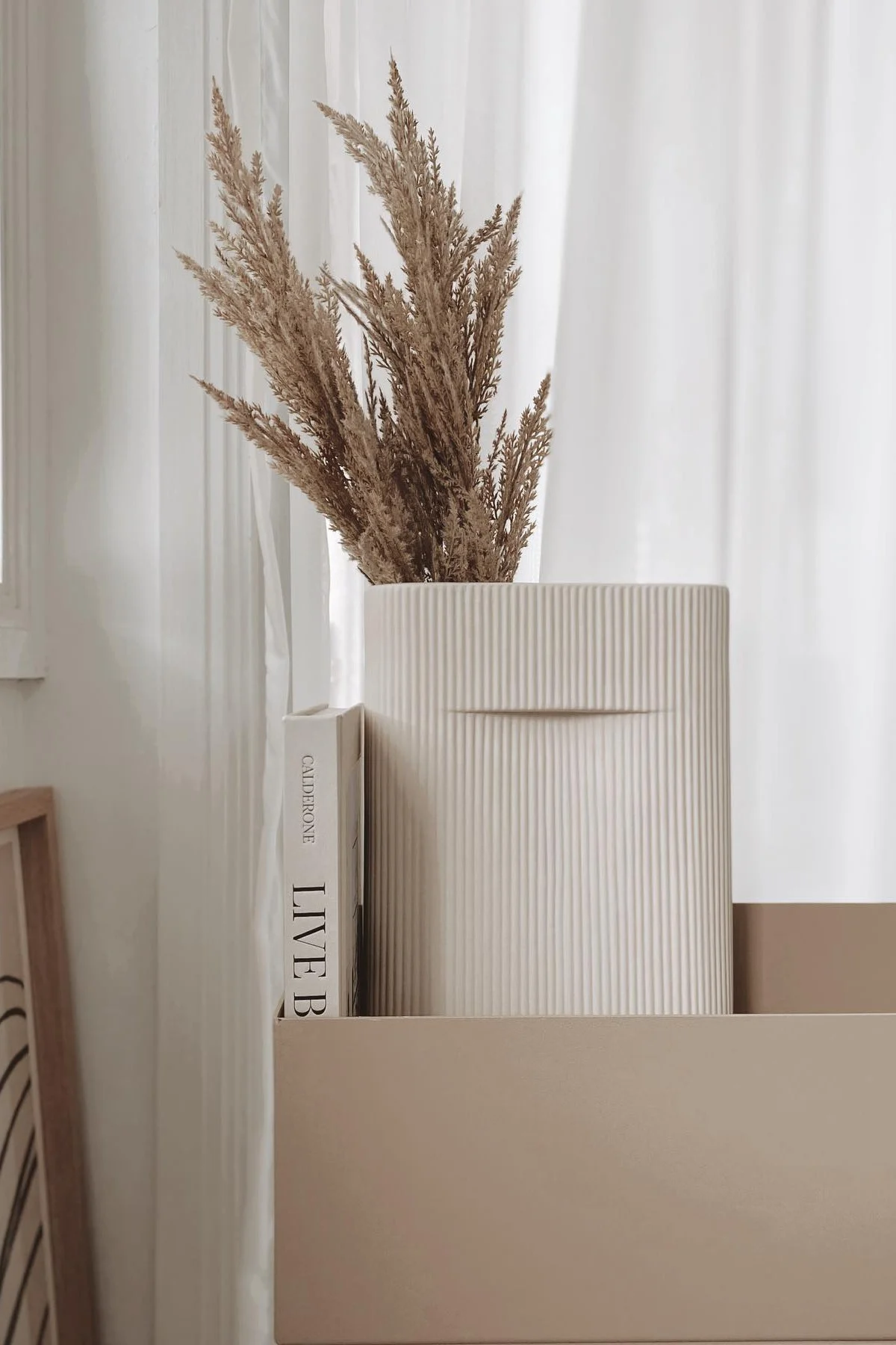 El estilo de vida Lagom también implica colores discretos. El jarrón Ridge de Muuto con flores secas en una jardinera beige de Ferm Living en casa de @beige_and_co.