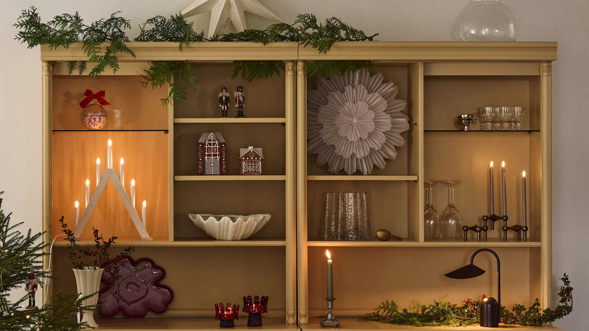 Estantería decorada para Navidad con estrellas de Navidad y un candelabro, perfecta para entrar en ambiente navideño de cara al primer domingo de Adviento.