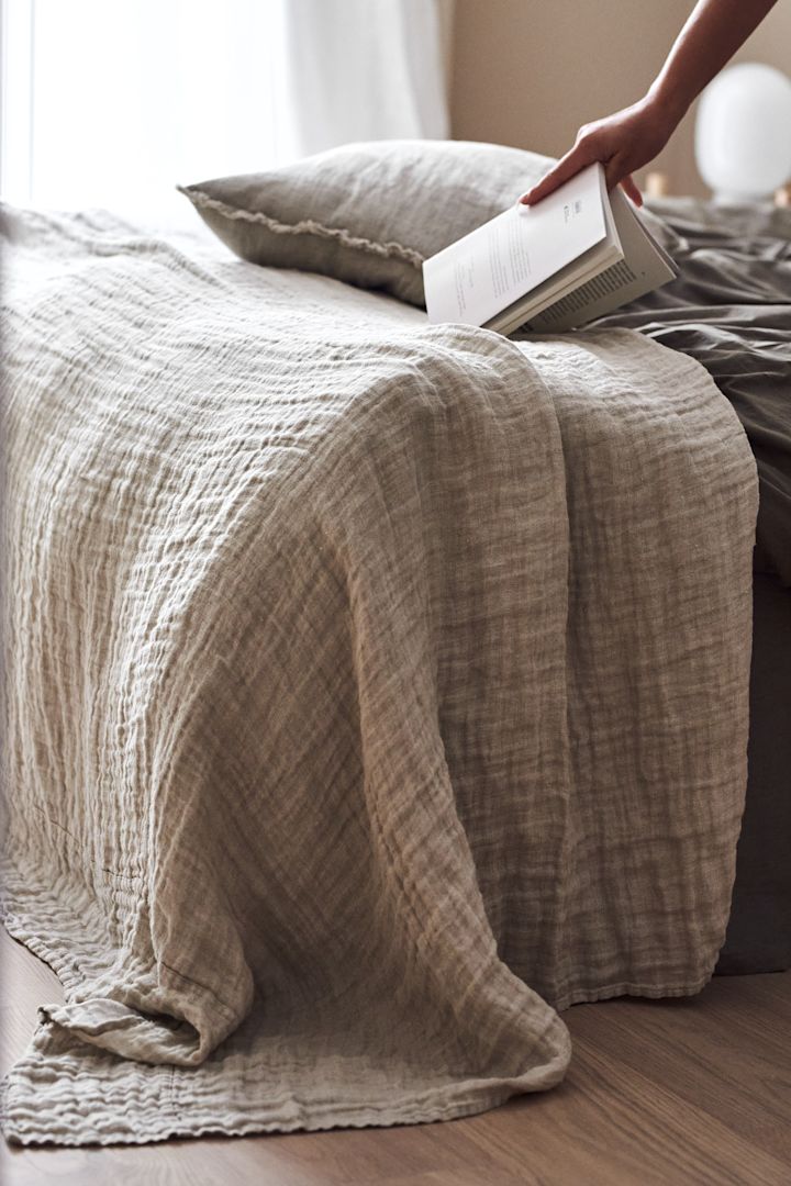 Decoa según el Feng Shui con la colcha Hannelin de Himla en beige y blanco para conseguir un dormitorio armonioso y acogedor.