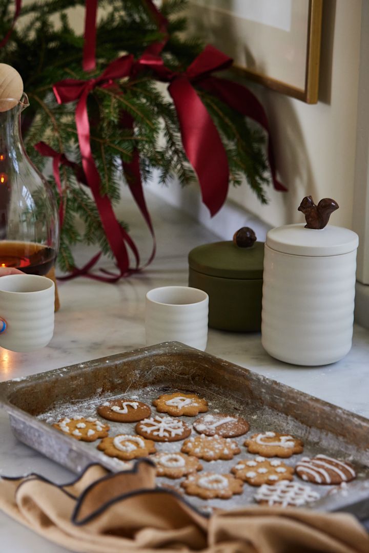 Hornea galletas para crear ambiente navideño y guarda los ingredientes en las latas de ardilla Ellen de Sagaform.
