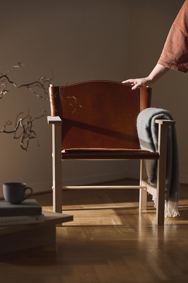 Gärsnäs: salón con el sillón Bleck y la lámpara Pia de Gärsnäs.