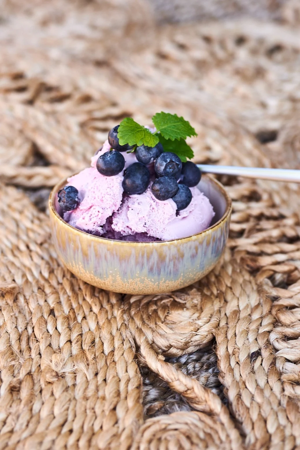 Gelato casero para el verano – aquí servido en un bol rústico.