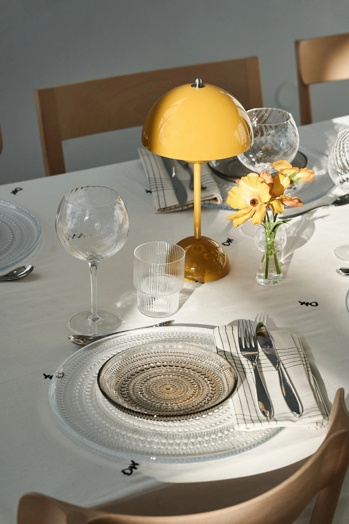 La mesa decorada es una parte crucial de cualquier fiesta. Aquí ves una mesa de fiesta con una lámpara portátil Flowerpot y platos de cristal.