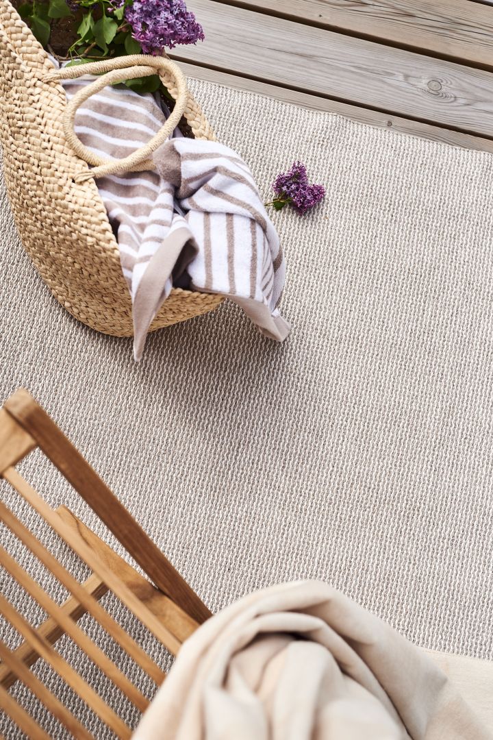 La alfombra de plástico en color beige nude de Scandi Living le brinda a tu hogar un aspecto limpio en nuestra guía para elegir la alfombra adecuada.
