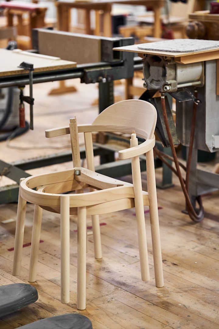 Gärsnäs: te damos la bienvenida a Gärsnäs, la marca que ha creado iconos del mobiliario durante generaciones. Todos los muebles se fabrican en la fábrica de Österlen, como esta silla de madera.
