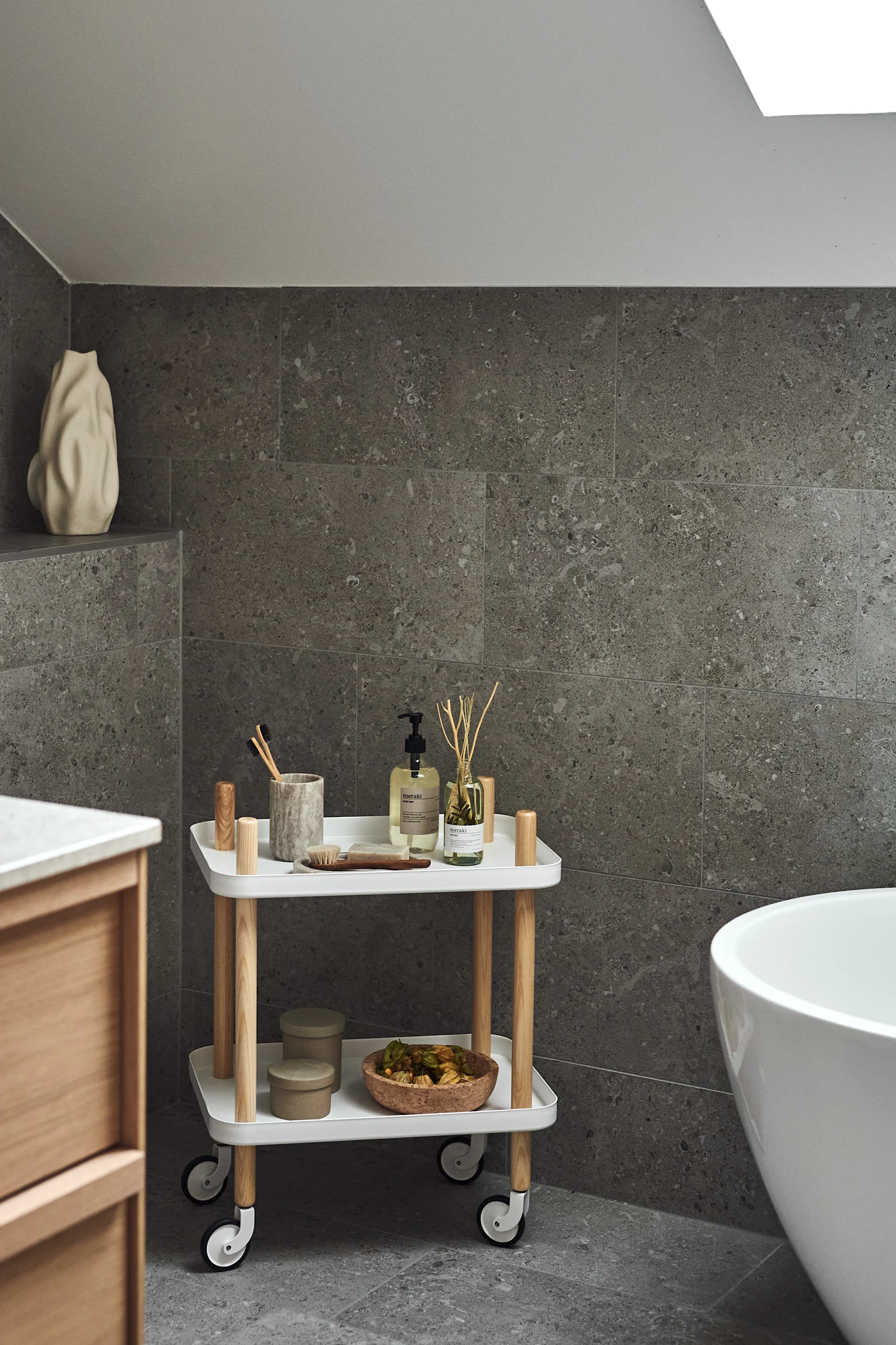 Guarda velas perfumadas, jabones y accesorios de lujo en la mesa Block de Norrmann Copenhagen para crear la sensación de un spa en casa en tu cuarto de baño.