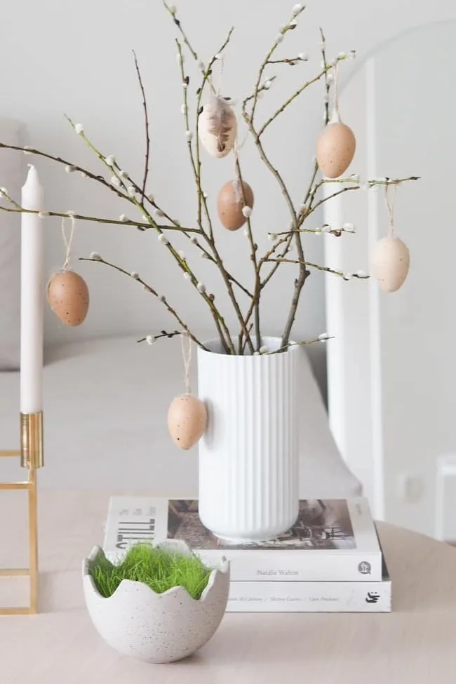 Decoración de Pascua: aquí vemos la decoración de Pascua del perfil de Instagram @arkeniestetiikkaa, que incluye el candelabro Kubus de Audo Copenhagen, la bandeja Happy Easter y la Jarrón Lyngby en blanco con ramas primaverales en su interior.