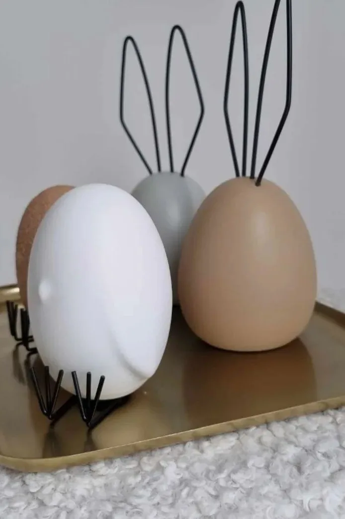 Decoración de Pascua: La decoración de Pascua Hare & Hang Around en dos colores diferentes de DBKD sobre una bandeja en casa de @cztery katy i smak piaty.
