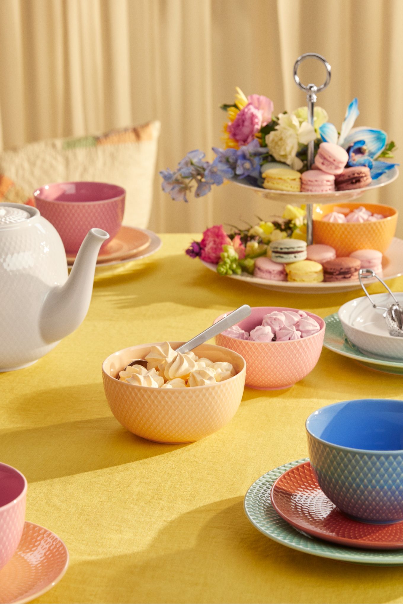 Una mesa colorida, perfecta para Pascua, decorada con vajilla de la colección Rhombe de Lyngby Porcelæn.