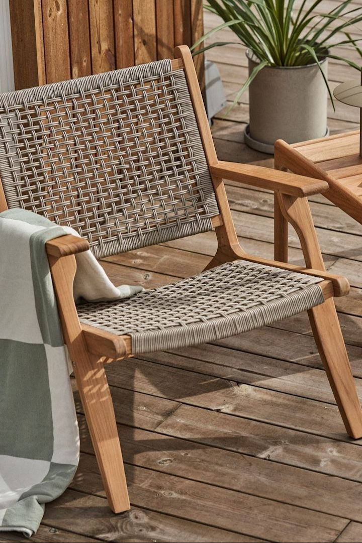 Con su mezcla de materiales de teca y polipropileno, el sillón Sandvik de 1898 es sin duda una de las tendencias en muebles de jardín para 2025.