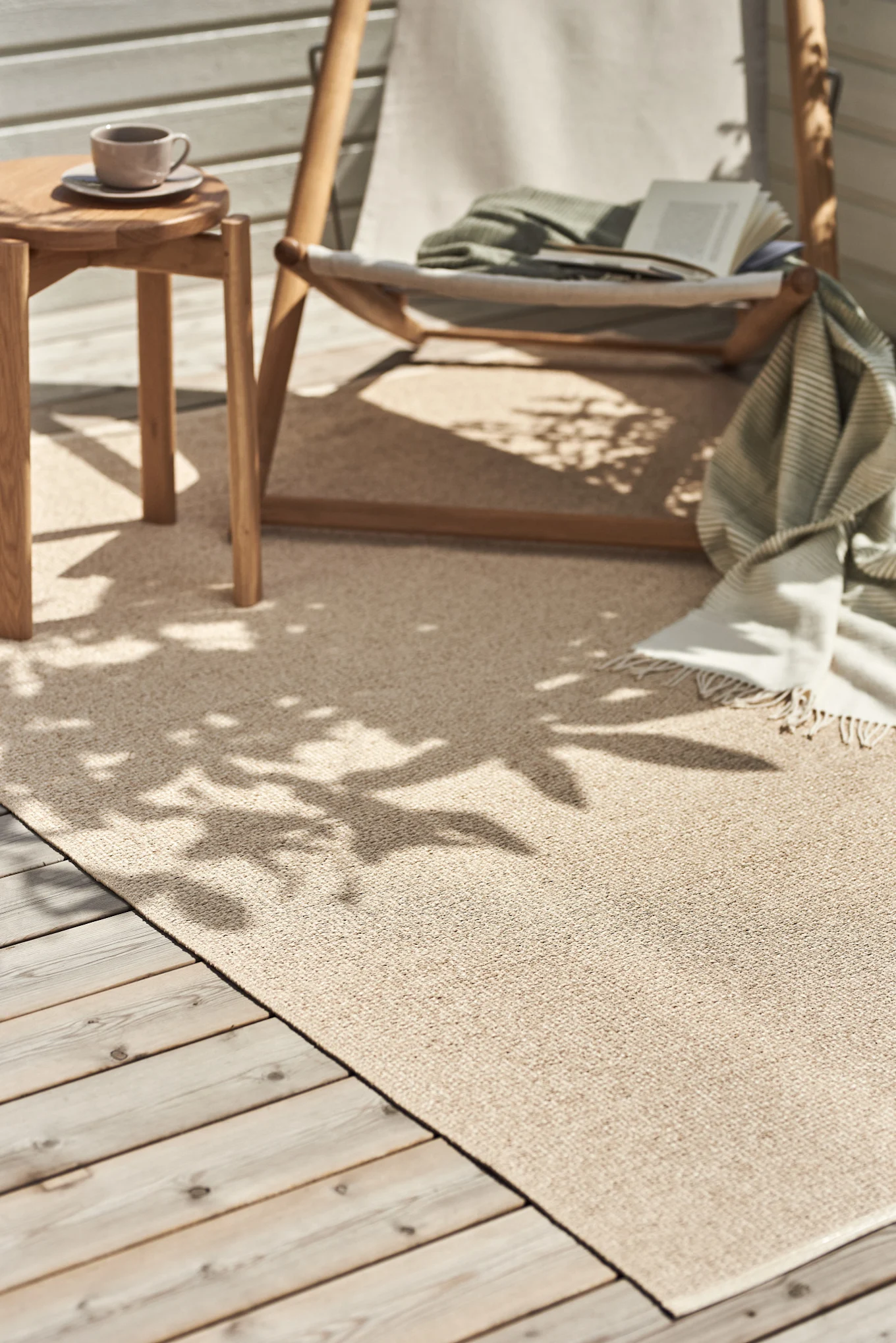 Alfombra de exterior: la alfombra de plástico Mellow de color beige de Scandi Living es el complemento perfecto para tu patio, donde podrás disfrutar cómodamente.