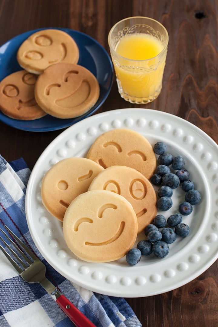 Con la sartén para tortitas Smiley de Nordic Ware, podrás hacer tortitas con forma de cara sonriente, que aquí se presentan en un plato.