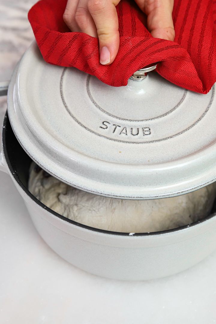 Los consejos de Baka med Frida sobre recetas navideñas sencillas incluyen un pan de olla, que se puede hacer fácilmente en una olla de Staub para obtener un acabado crujiente. Foto: Frida Skattberg.